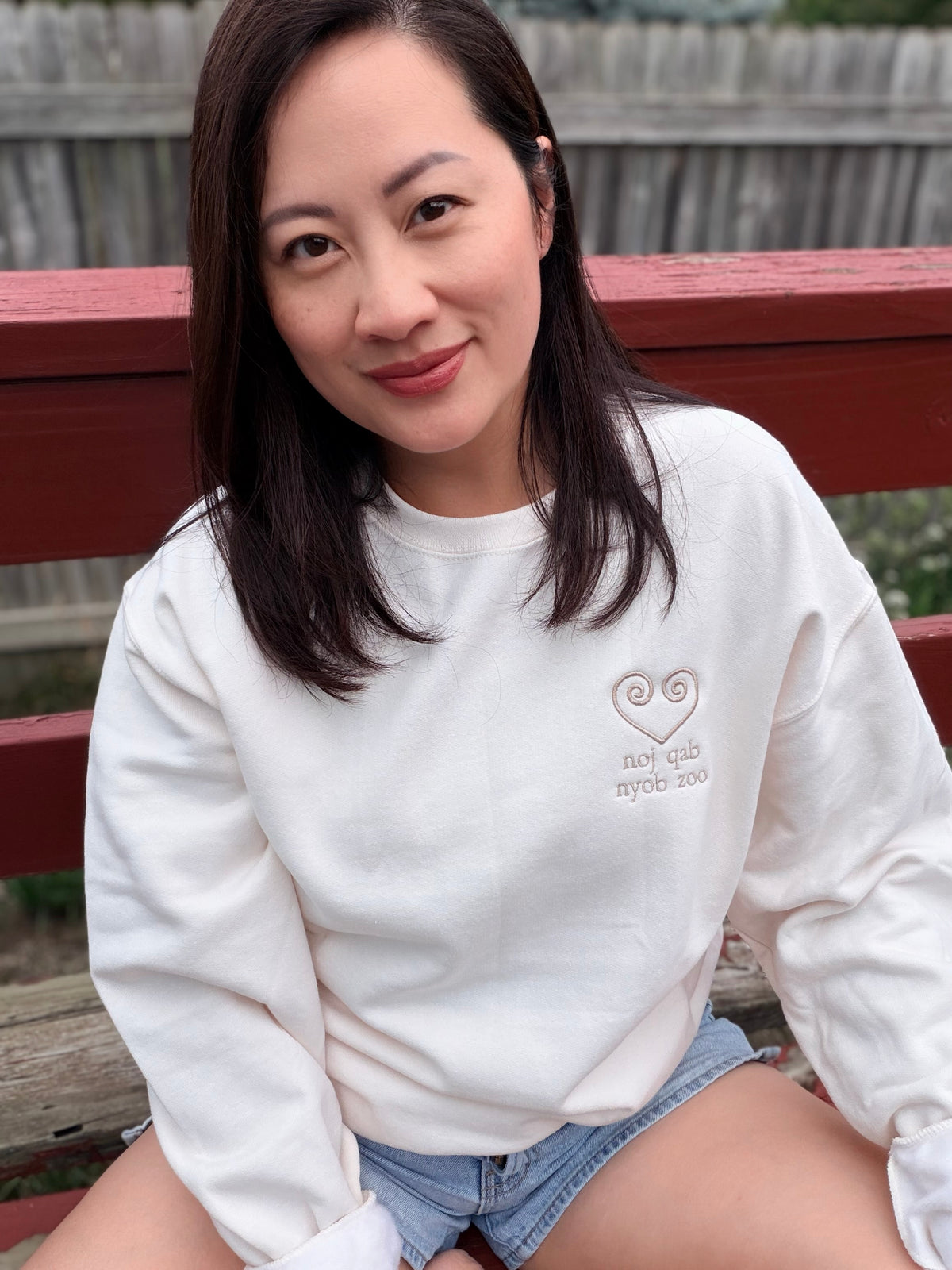 Hmong Noj Qab, Nyob Zoo Sweater