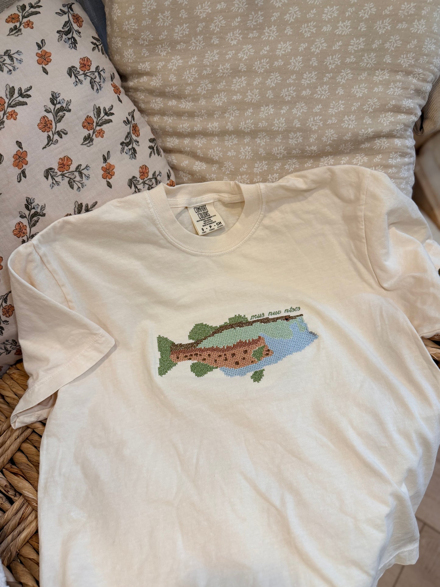 Hmong Embroidered Bass Mus Nuv Ntses T-shirt