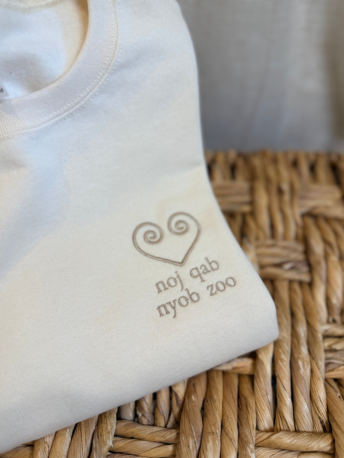Hmong Noj Qab, Nyob Zoo Sweater