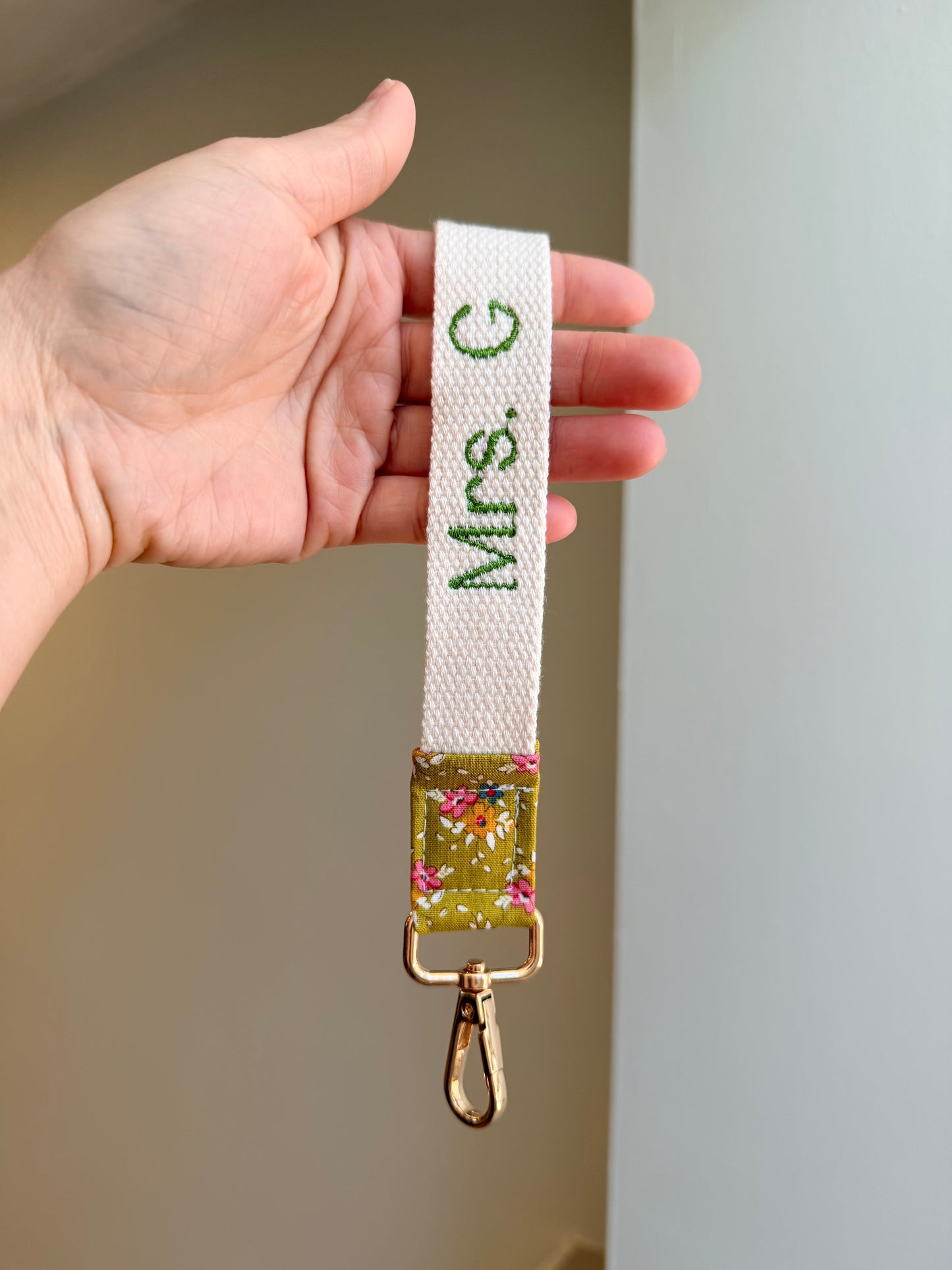 Personalized Fabric Wristlet Keychain – Embroidered Name Key Fob, Floral Cotton Wrist Strap